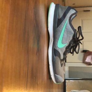 Gray Nike tennis’s shoes with an accent of teal.